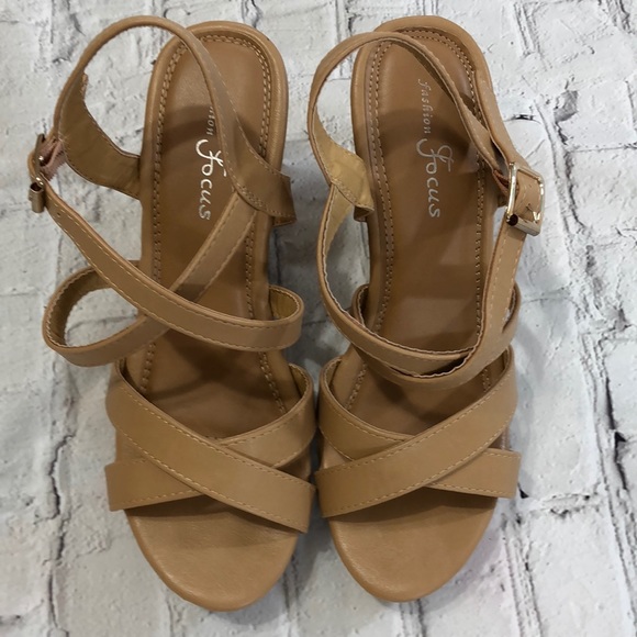 Fashion Focus Tan Sandals - Picture 4 of 5